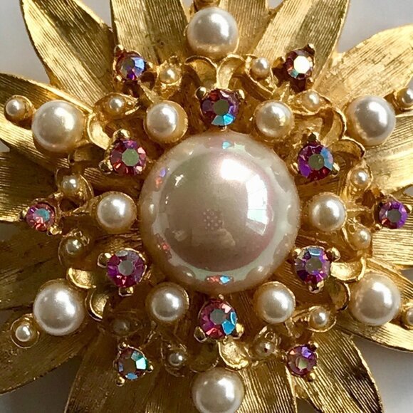 Starburst Floral Brooch/Pin Pearls/Rhinestone Gold finish costume Vintage 2" - Picture 8 of 16